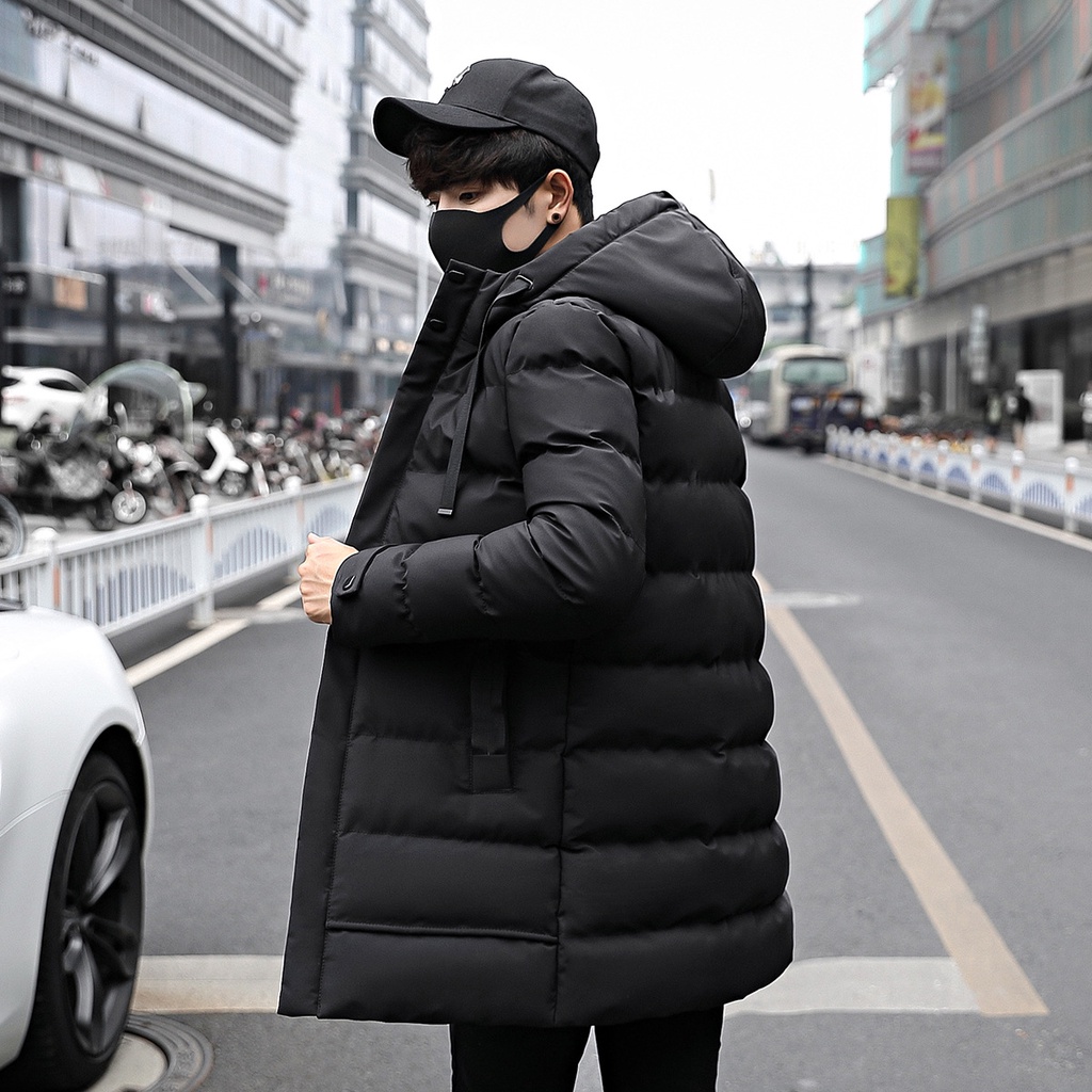 Moda de invierno ropa de abrigo hombre feliz en vacaciones de