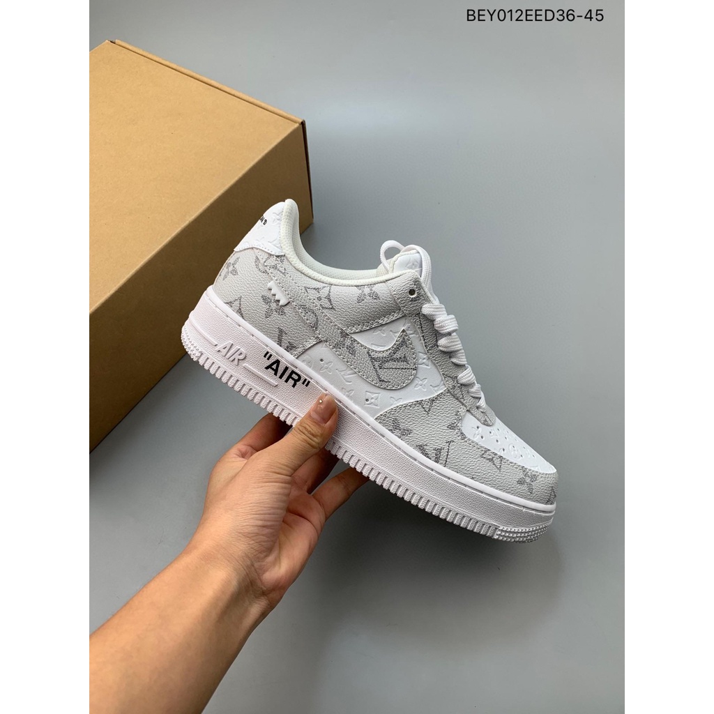 Par de zapatos Louis Vuitton collab con NikeAirforce. Mo…