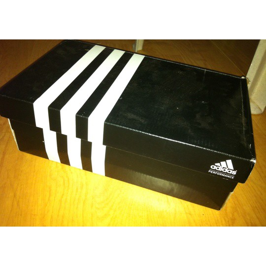 Cajas nike y online adidas