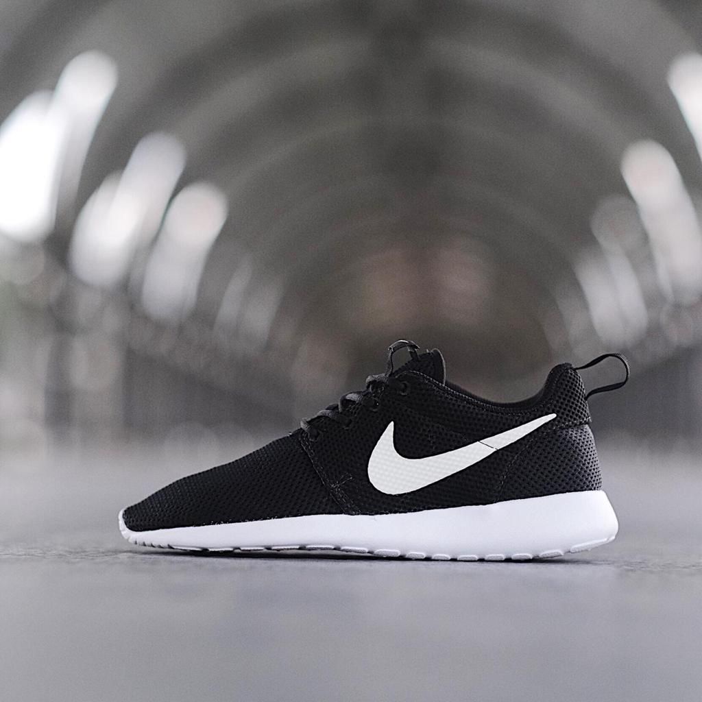 Nike roshe run negras y blancas deals mujer