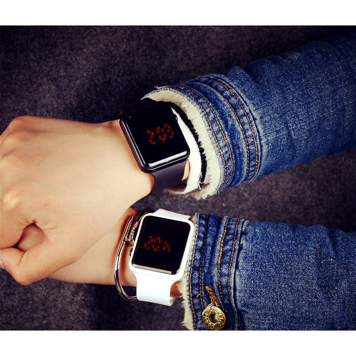 Compre Reloj Digital Unisex Cuadrado De Gran Cara Led Para Hombres, Reloj  Electrónico Para Mujeres, Reloj De Silicona Para Estudiantes y Reloj Digital  Led Reloj De Silicona de China
