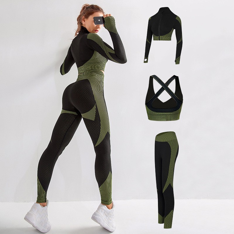 Conjunto Deportivo de Tres Piezas. Set de ropa para deportes.