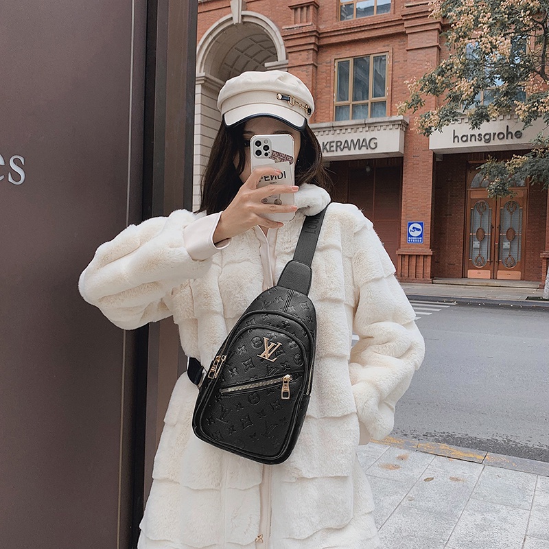 Mujer Con Bolsa Louis Vuitton Con Cadena Dorada Y Chaqueta Blanca Antes De  La Moda Emporio Armani Imagen editorial - Imagen de gente, equipo: 194222960