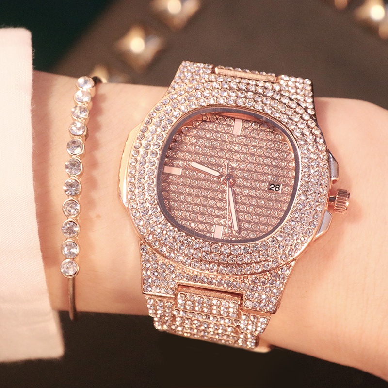 Un reloj de oro con online diamantes