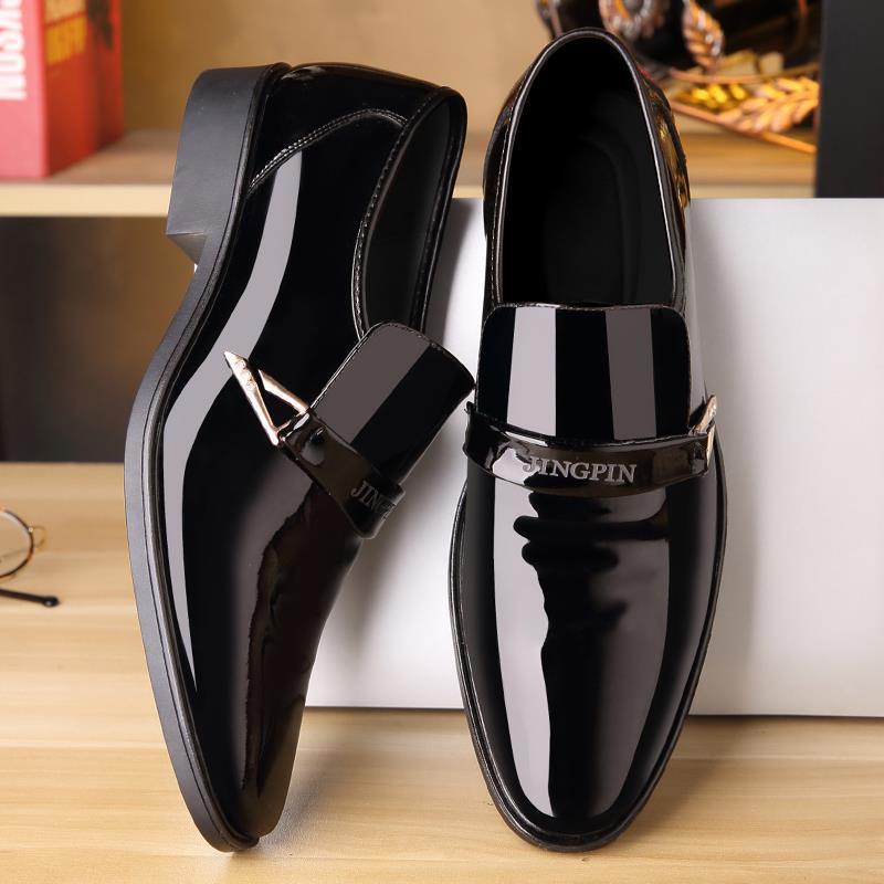 Zapato de hombre para baile de salón y latino, de charol con suela de cuero  y tacón plano.