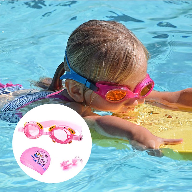 Niño con gorro de baño y gafas de natación en la piscina el niño