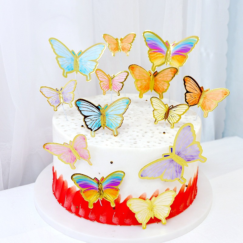 Pastel de cumpleaños para 2 años sobre un fondo de globos el pastel está  decorado con figuras de mariposas y decoración de velas el concepto de  postres festivos