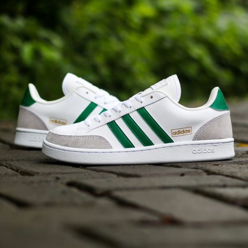 Zapatos adidas blancos con verde new arrivals