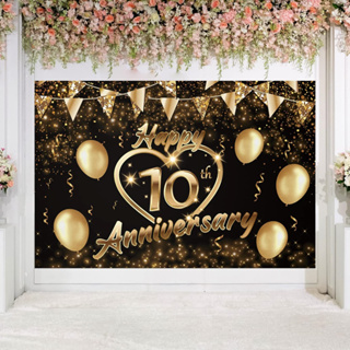 Celebración del aniversario de 40 años con corazón dorado y brillo dorado  sobre fondo negro. diseño