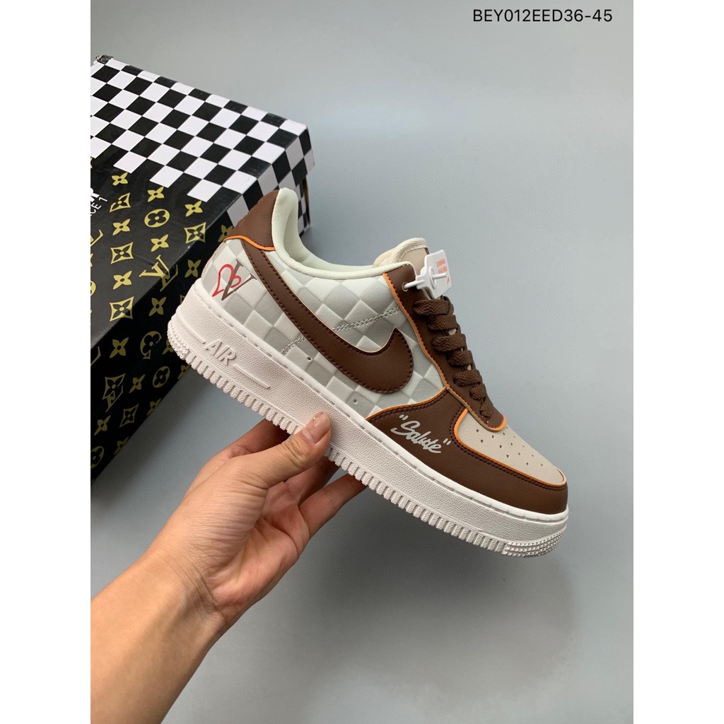 Par de zapatos Louis Vuitton collab con NikeAirforce. Mo…