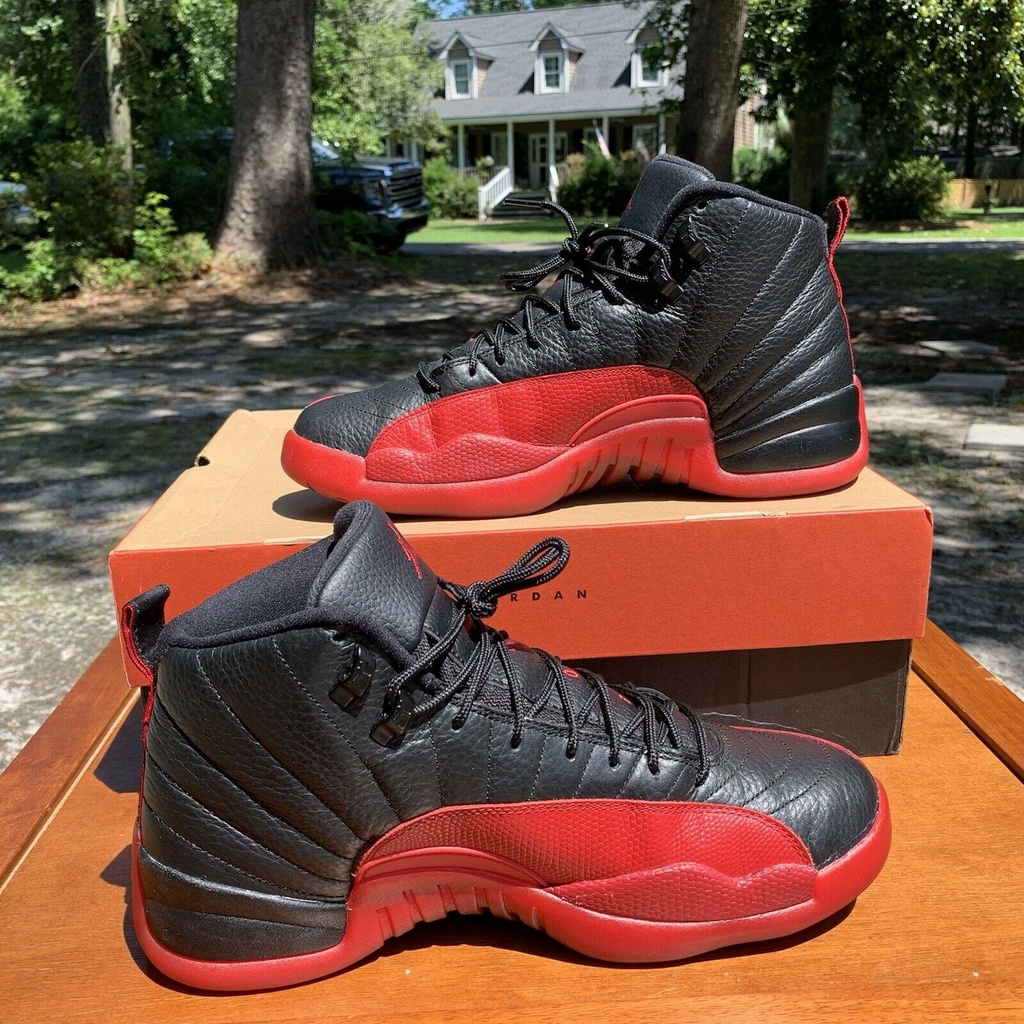 Jordan 12 negro store con rojo