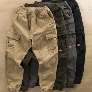 Los pantalones anchos, de moda entre los hombres