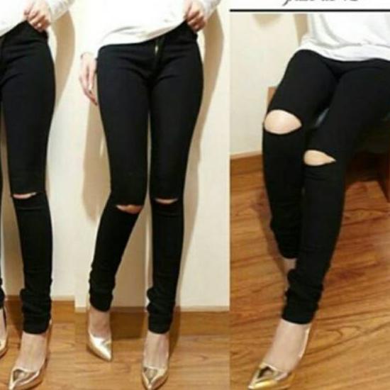 Pantalon negro roto en la online rodilla