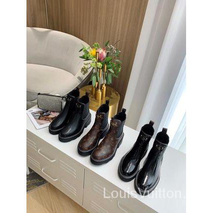 Louis Vuitton lanza una colección de botas de lluvia para mujer El