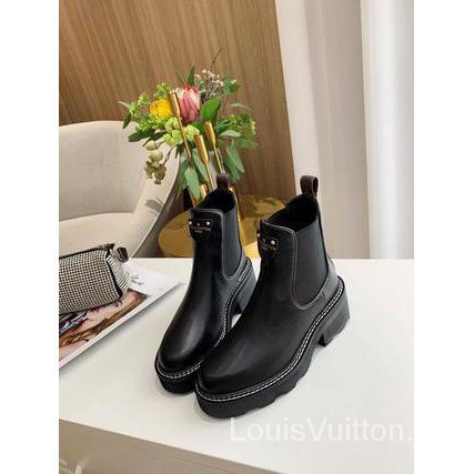 Louis Vuitton lanza una colección de botas de lluvia para mujer El