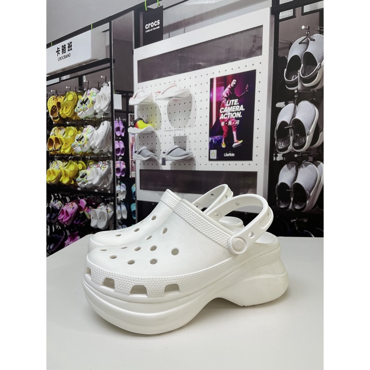 Zapatos best sale crocs altos