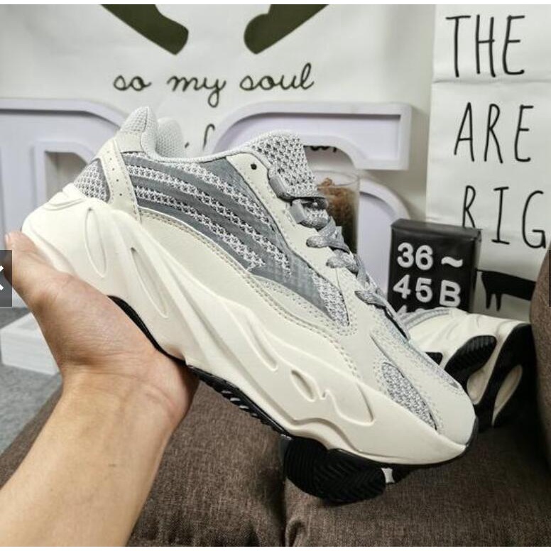 Adidas yeezy shop 700 negras letra